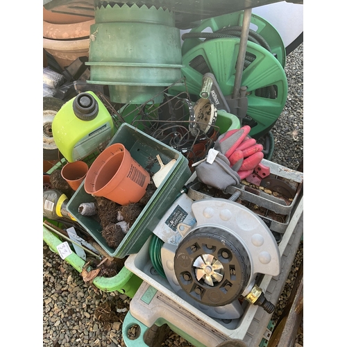 33 - LARGE QTY OF GARDEN ITEMS TO INCLUDE PLASTIC PLANTERS SEED TRAYS POTS HOSE REEL ETC