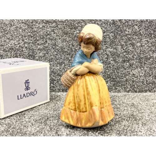 Lladro 2093 gres ‘Lady with crossed arms’ in good condition