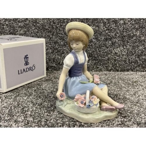 Lladro 1287 ‘Picking flowers’ in good condition