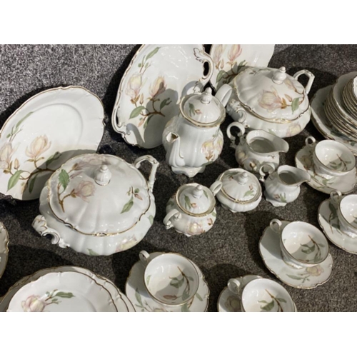 40 - A large 65 piece hutschenreuther bavaria germany sylvia patterned tea & dinnerware set