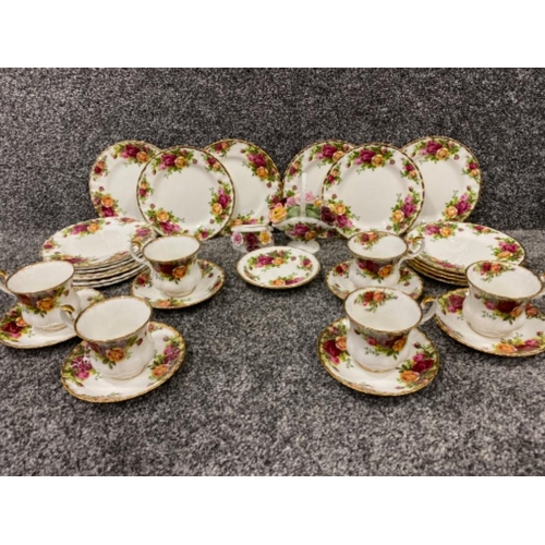Total of 32 pieces of Royal Albert old country roses tea China, including plates, cups & saucers etc
