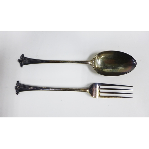 69 - Victorian fork and spoon cased set, Birmingham 1891 (2)