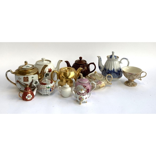46 - A mixed lot of various teapots, to include St. Petersberg Russia export teapot, Royal Worcester gilt... 