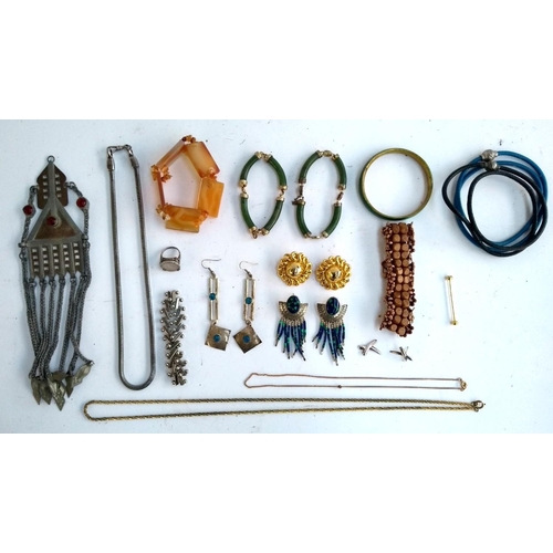 20 - A mixed lot of jewellery to include white metal necklace, 51cmL; a pair of nephrite and gilt metal b... 