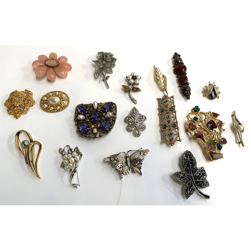 36 - A lot of costume jewellery brooches, to include 925 silver Majorica brooch, 925 silver and carnelian... 