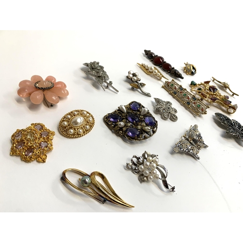 36 - A lot of costume jewellery brooches, to include 925 silver Majorica brooch, 925 silver and carnelian... 