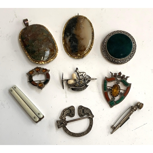 42 - A mixed lot of mainly Scottish jewellery, to include 925 silver brooches, moss agate and gilt metal ... 