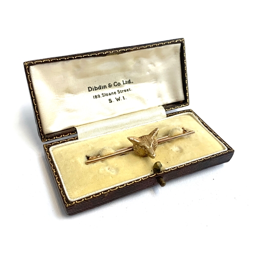 25 - A 9ct gold bar brooch mounted with an unusually large fox mask (approx. 1.5cm wide), 5.5cm long, app... 