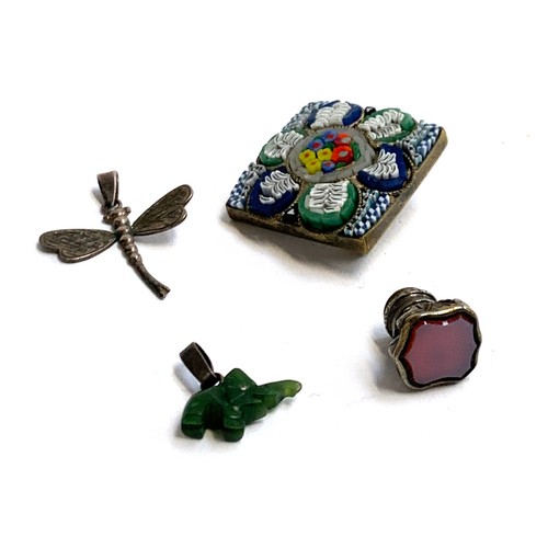 40 - A small lot of jewellery to include an Italian micro mosaic brooch; 925 silver dragonfly charm; Neph... 