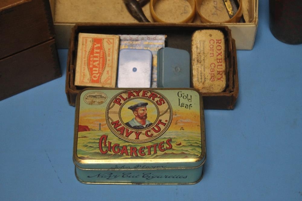 A BOX OF COLLECTABLES TO INCLUDE VINTAGE PLAYERS TIN, PLAYING CARDS, A ...