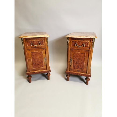 32 - Pair of early 20th. C. kingwood and walnut bedside lockers, the rouge marble tops above single drawe... 