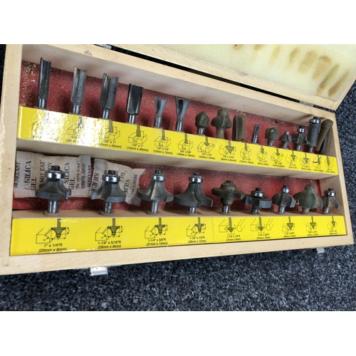 FULL SET OF SCREWFIX ROUTER BITS IN WOODEN CASE.