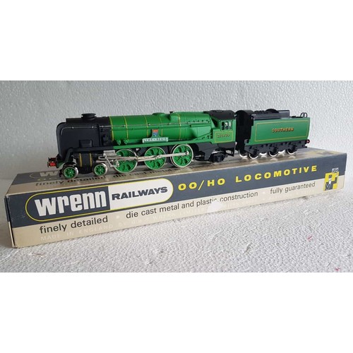 42 - WRENN W2237 Bulleid 4-6-2 Loco & Tender No.21C109 ‘Lyme Regis’ SR Green livery. Excellent/Boxed with... 