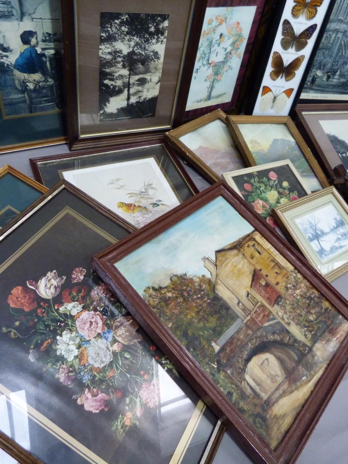 A Victorian Oxford frame containing a chromolithographic print together