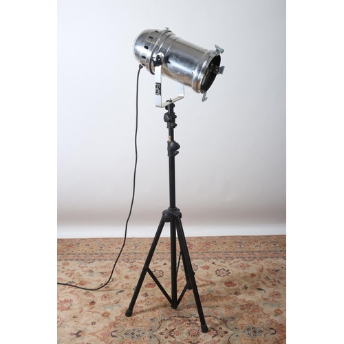 39 - A WHITE METAL AND BLACK METAL TELESCOPIC STANDING LAMP on folding tripod base 150cm (h)