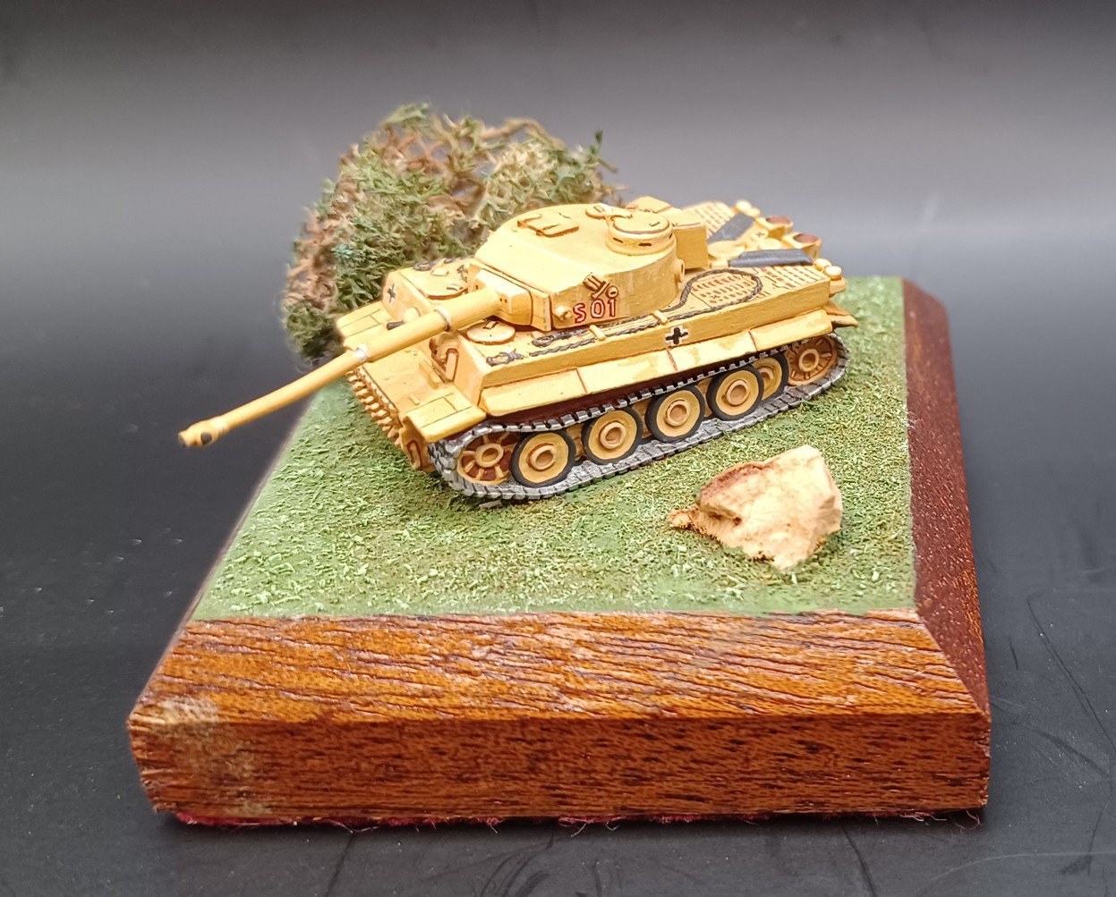 MILITARIA GERMAN WW2 METAL MODEL TANK MOUNTED ON A WOODEN PLINTH HAND