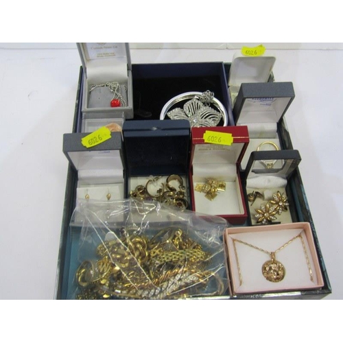 120 - COSTUME JEWELLERY, tray containing selection of white and yellow metal items, rings, necklaces, amet... 