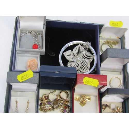 120 - COSTUME JEWELLERY, tray containing selection of white and yellow metal items, rings, necklaces, amet... 