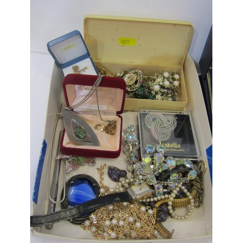 123 - COSTUME JEWELLERY & WATCHES, tray containing selection of costume jewellery and watches including Se... 