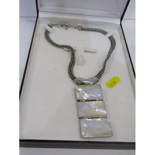 124 - LARGE DESIGNER STYLE SILVER HERRINGBONE NECKLACE and mother-of-pearl pendant