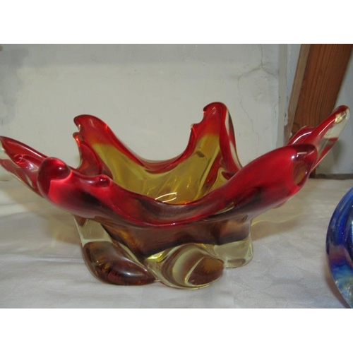 10 - RETRO GLASS, 2 red glass centre pieces, 2 blue glass swans and table lighter