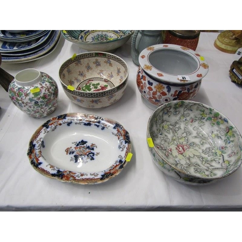 41 - A REPRODUCTION IMARI STYLE SMALL JARDINERE, 2 vintage fruit bowls and 2 other pieces
Collected by ve... 