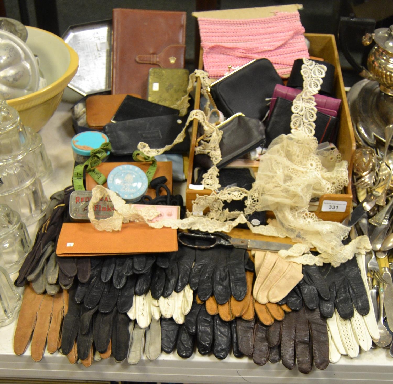 Ladies fashion various haberdashery items including scissors, buttons