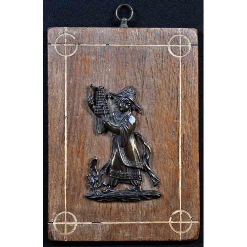 5022 - A 19th century dark patinated bronze chinoiserie appliqué, cast as a Chinese figure, oak mount, 17.5... 