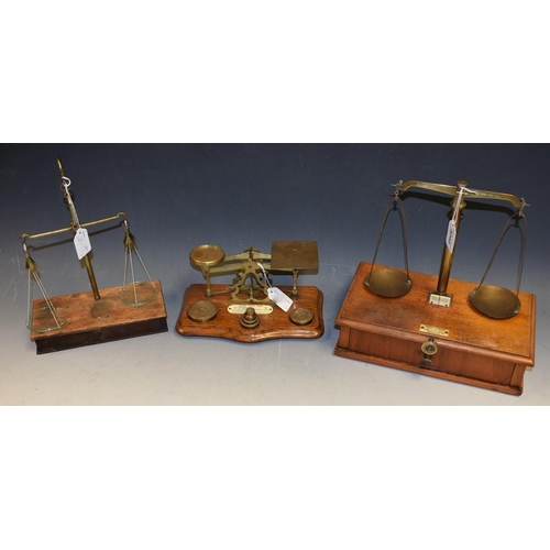 A set of 19th century apothecary scales, glass pans, square Drachm ...