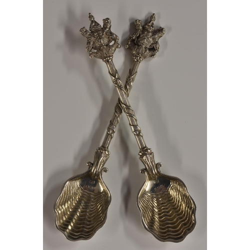 14 - A pair of George V cast silver spoons, the terminals with the arms of the Worshipful Company of Salt... 