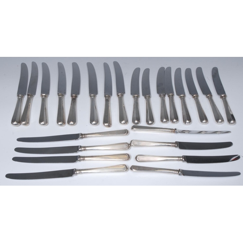 32 - A silver twelve place Rat tail pattern canteen of cutlery, comprising soup spoons, dinner forks and ... 