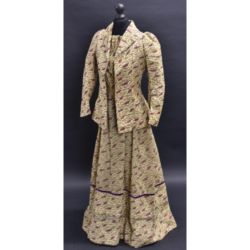 4112 - An early 20th Century lady's linen day dress, printed with abstract splashes of olive and plum, shor... 