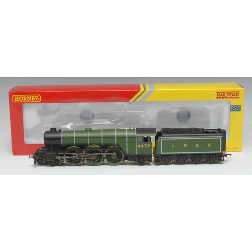 2053 - Hornby OO Gauge R3086 LNER Class A1 4-6-2 “Flying Scotsman” locomotive and eight wheel tender (DCC r... 