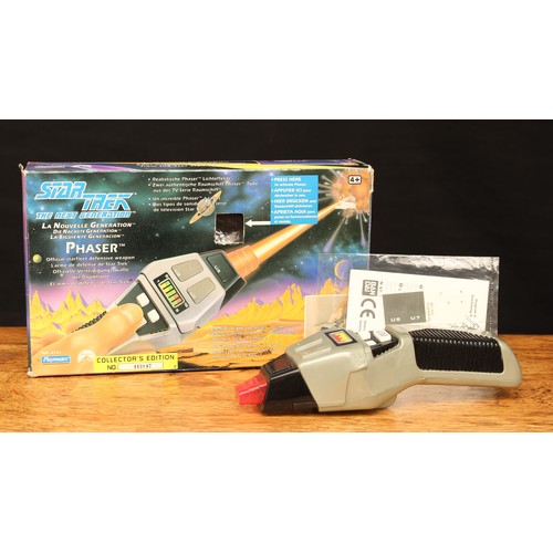 5028 - Sci-Fi, Star Trek - a Bandai/Playmates ref no.6151 Phaser, collectors edition No.443487, boxed with ... 