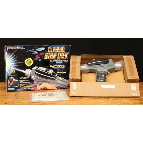 5032 - Sci-Fi, Star Trek - a Playmates stock no.6118 Classic Phaser, collectors series edition No.03118, bo... 