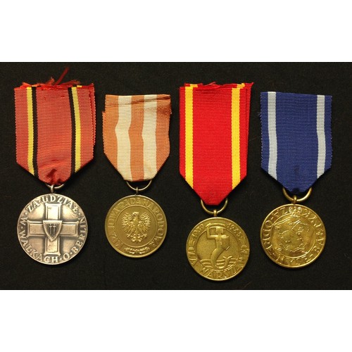 13 - WW2 Polish Campaign Medal collection comprising of : Warsaw Medal: Oder-Nyes-Baltic Medal: Berlin Me... 