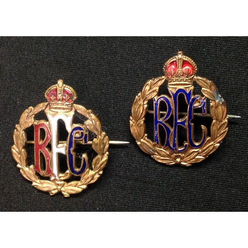 61 - WW1 British Royal Flying Corps Sweethearts. A pair of RFC sweethearts based on an officers collar do... 
