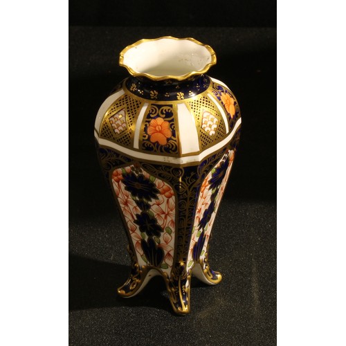 42 - An early 20th century Royal Crown Derby 1128 Imari pattern slender vase, 13cm high