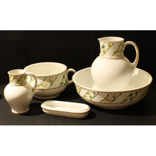 52 - A 19th century Wedgwood five piece wash set comprising jug, bowl, chamber pot, etc