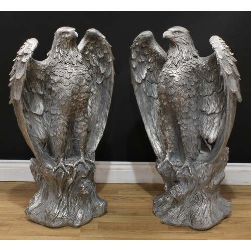 4 - A pair of composite resin garden statues, as an eagle perched on a tree stump, 95cm high, 59cm wide ... 