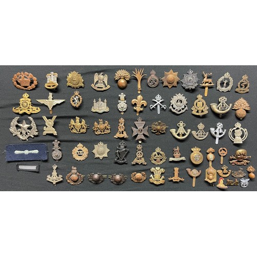 WW2 British cap badges to include: Royal Armoured Corps, Gen... | Barnebys