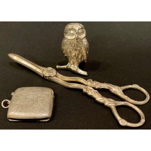 46 - An Edwardian silver vesta case, Birmingham1906, 5cm wide; an electroplated miniature model of an owl... 