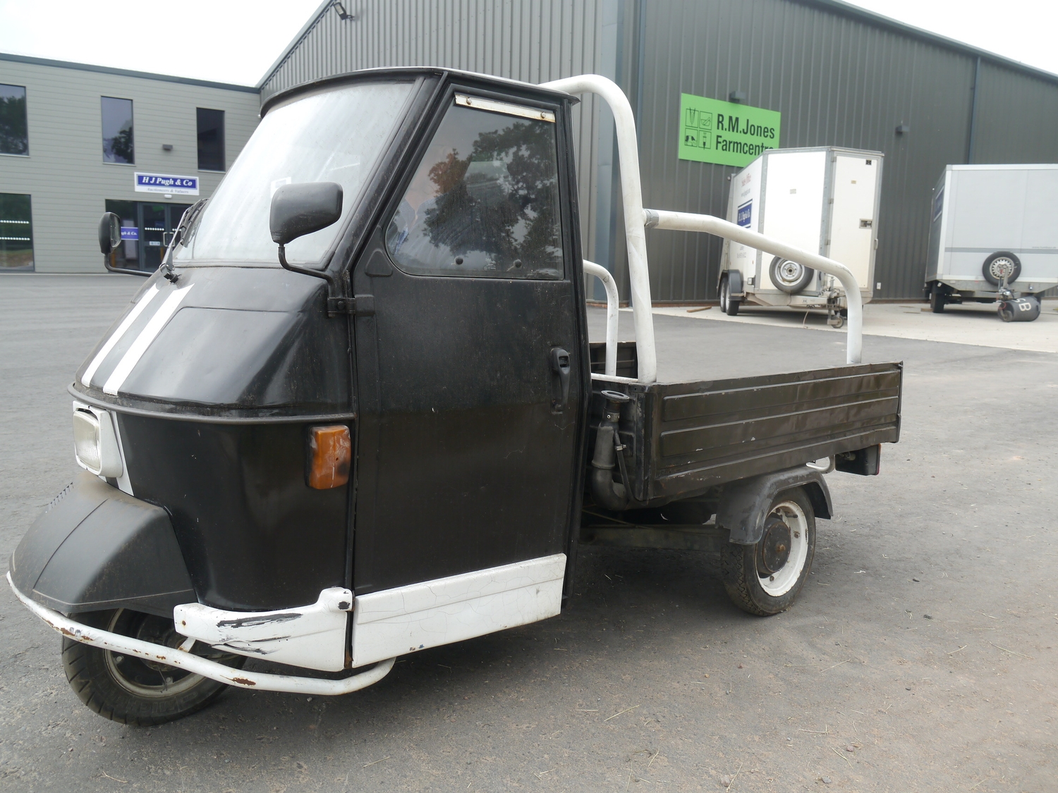 Piaggio APE 3 wheel vehicle. Starts and runs. No docs