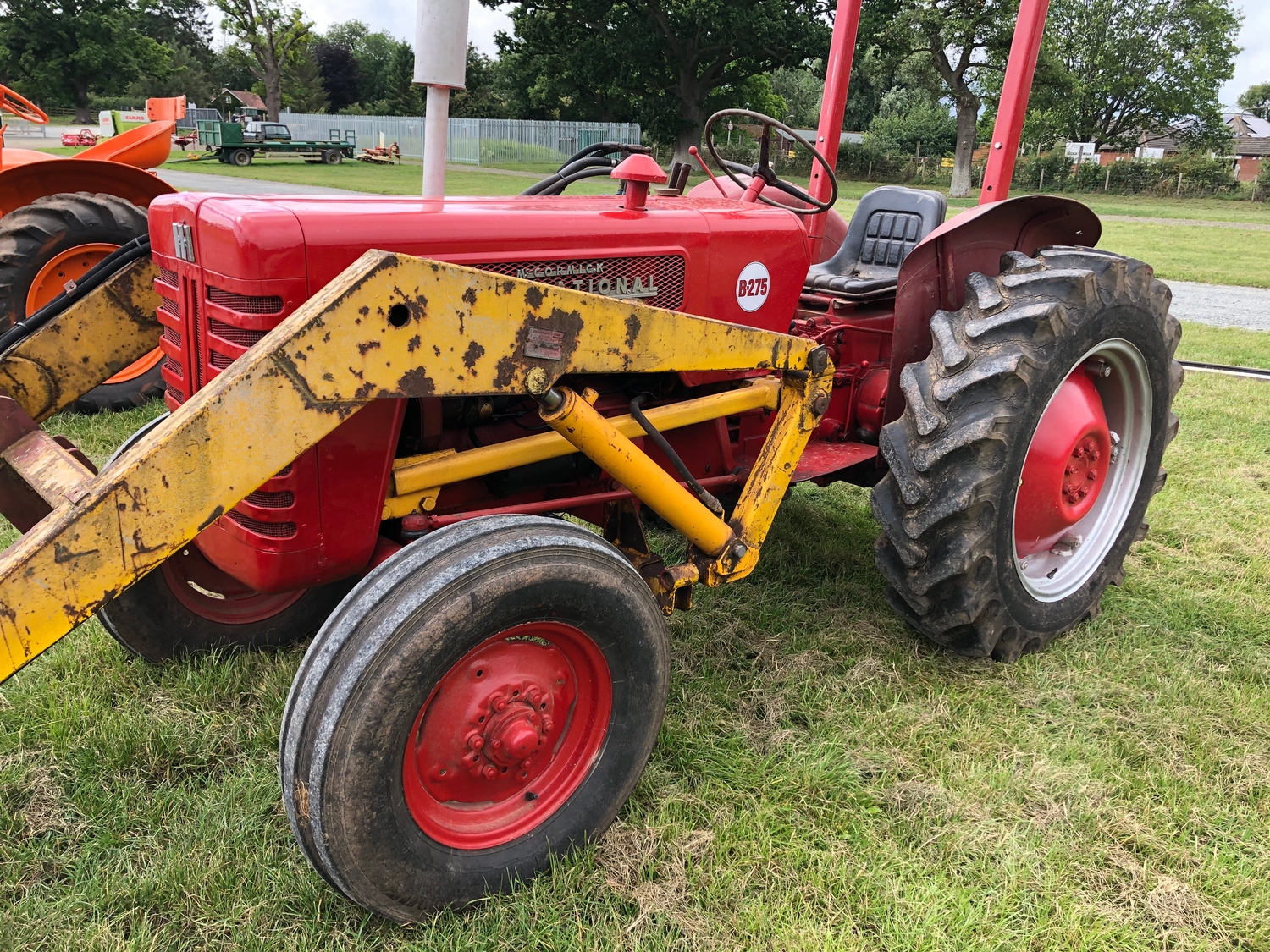 International B275 tractor, with loader and bucket, runs and drives
