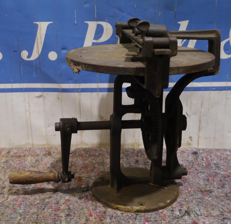 Hand driven comb and cutter sharpening wheel