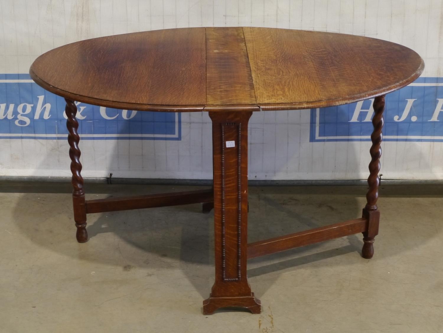 Oval folding table