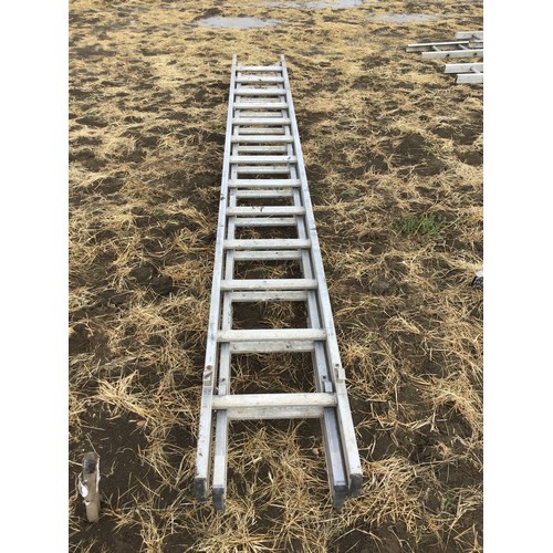 31 - Aluminium extending ladder