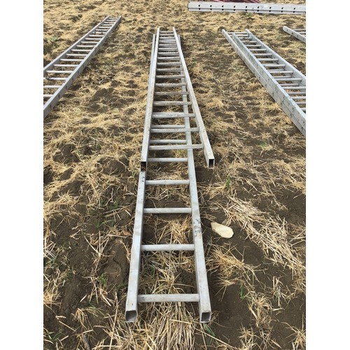 33 - Aluminium ladders - 2
