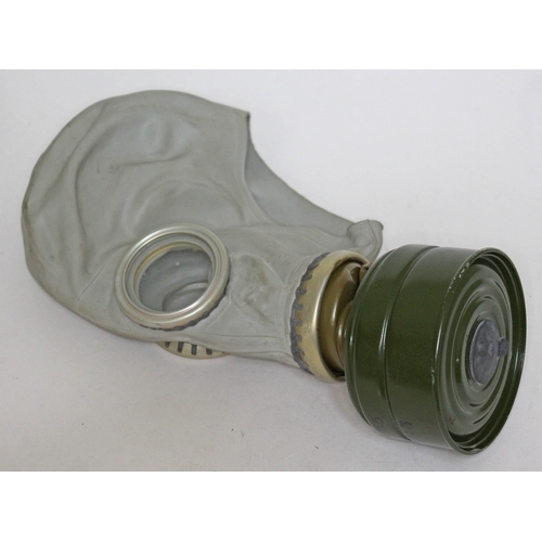 424 - A cold war Soviet GP5 gas mask.