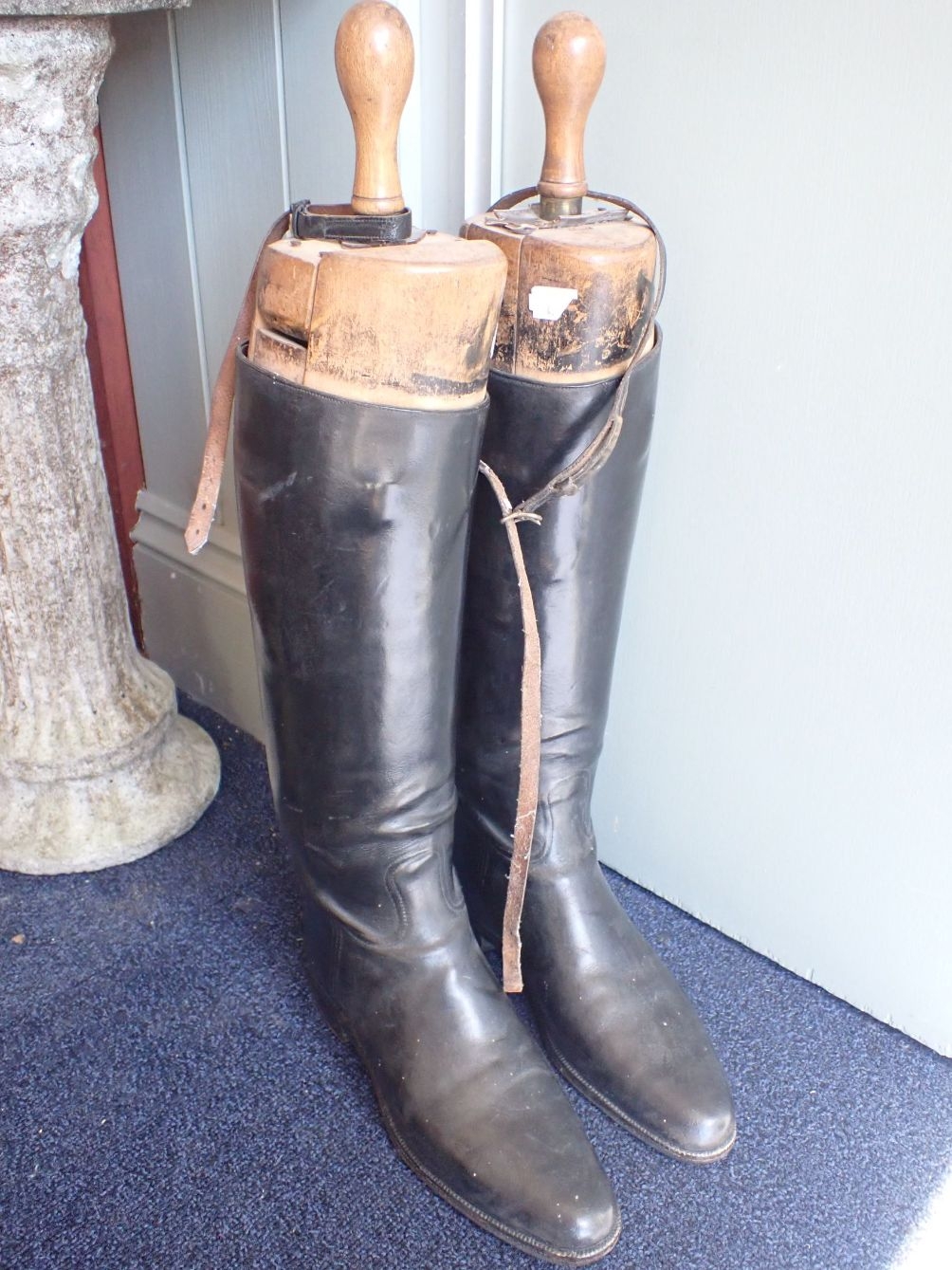 A PAIR OF VINTAGE LEATHER RIDING BOOTS with trees, approx. size 5